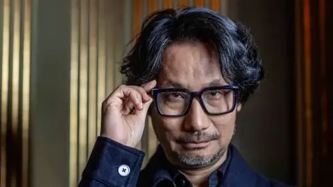 乌拉圭球员反击掐脖挑衅，一拳击倒对手！